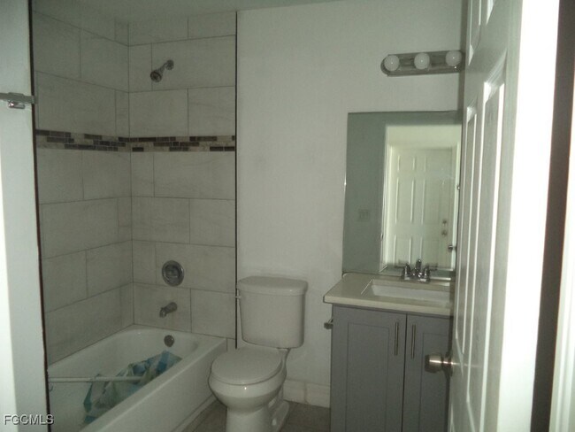 Building Photo - 6062 Laurelwood Dr