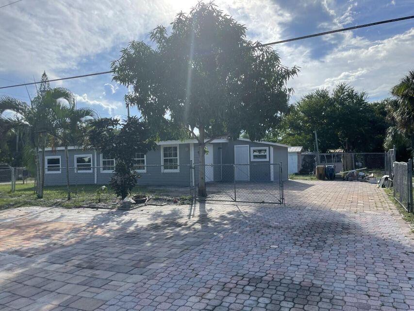 Foto principal - 443 SE Cortez St