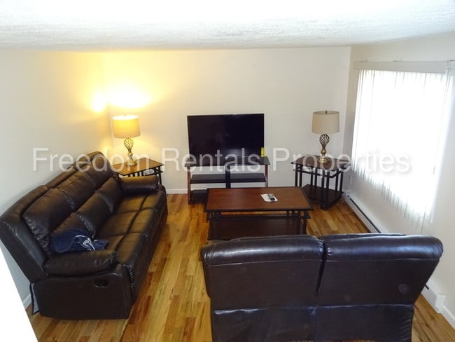 Building Photo - Fully Furnished newly remodeled townhouse