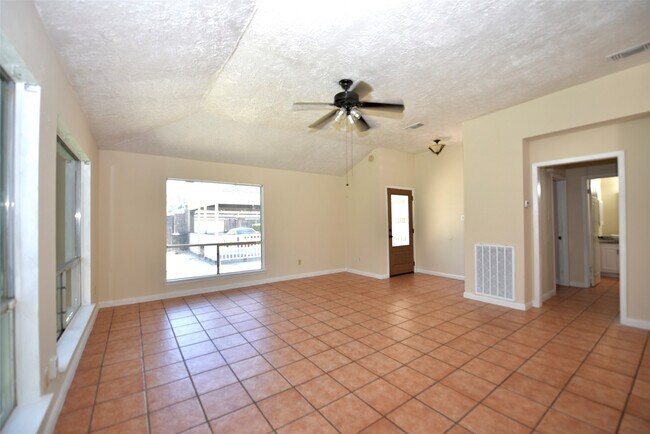 Foto del edificio - 16222 Queensdale Dr