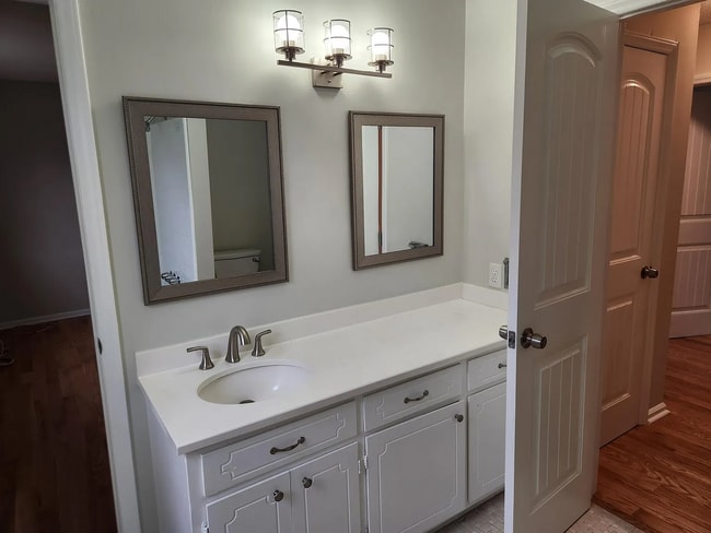 Building Photo - Newly remodeled throughout 4 bed 2 bath br...