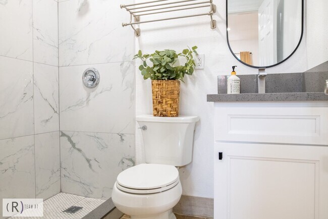 Building Photo - Charming and Classy Newly Renovated 2 Bedr...