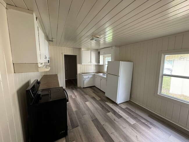 Building Photo - Huge 3BR/1BA Zephyrhills Home