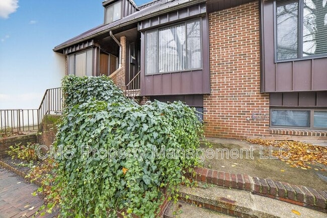 Building Photo - 105 Jackson St