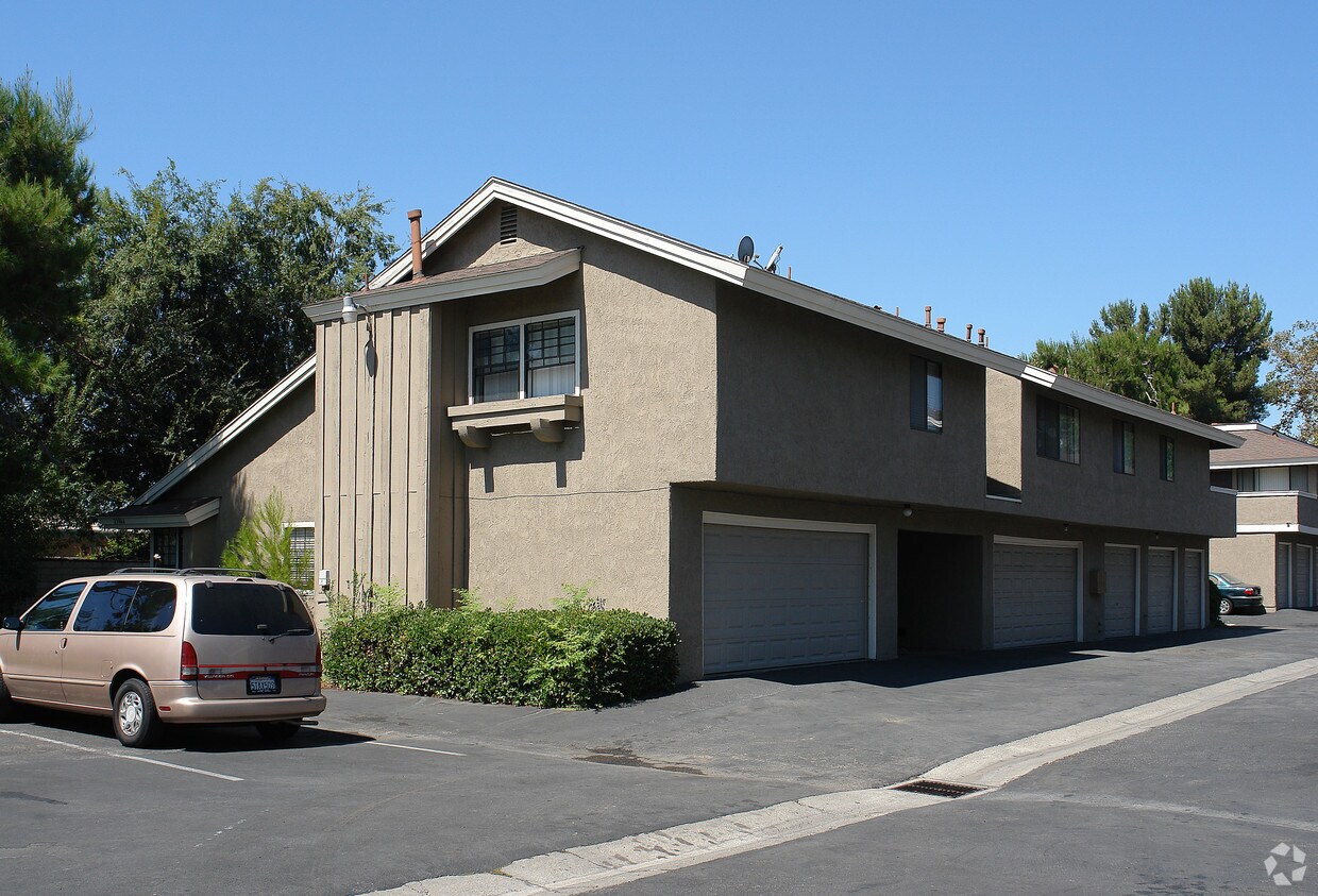 Foto del edificio - 23066 Village Dr