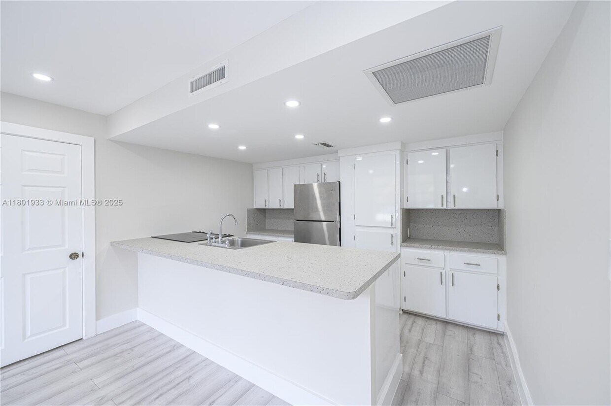 Foto principal - 6518 Miami Lakes Dr