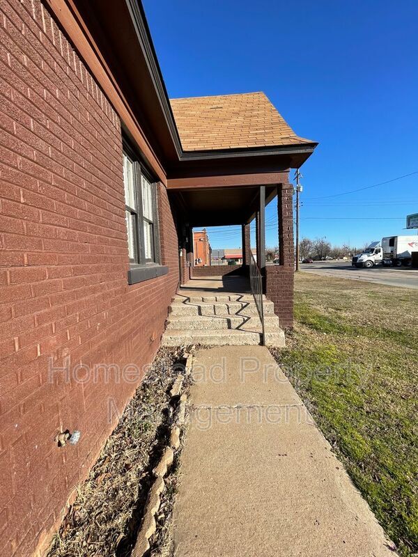 Building Photo - 2301 N Kelham Ave