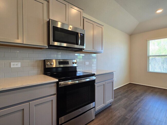 Foto del edificio - AVAILABLE NOW!