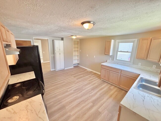Foto del edificio - Spacious 5bd single family home | Off Street Parking | Updated kitchen