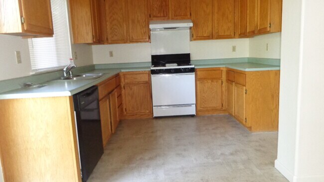 Building Photo - Three Bedroom Coming Available in South Yu...