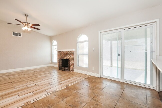 Building Photo - 631 W Lindner Ave