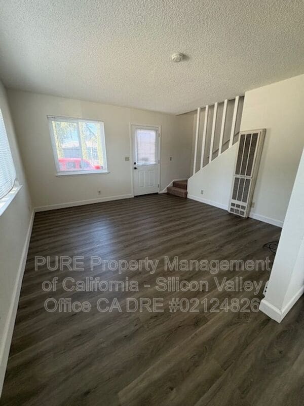 Building Photo - 998 College Dr