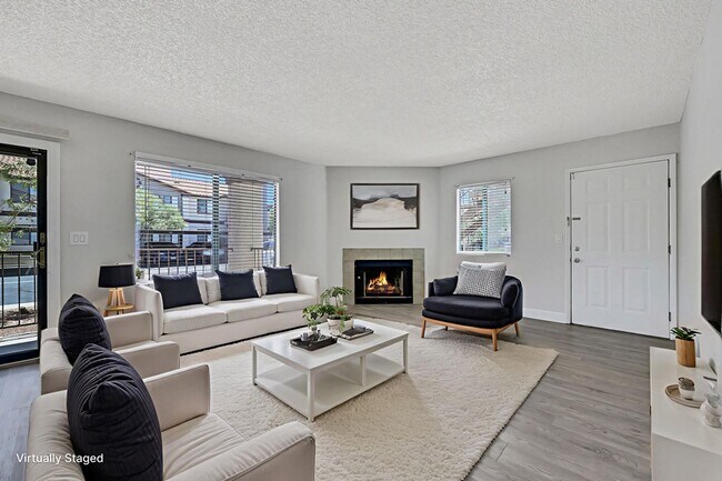 Foto del edificio - Gorgeous Remolded 2 bedroom condo