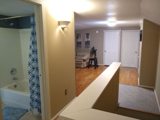 Foto del edificio - Close to Downtown Upper Level Apartment