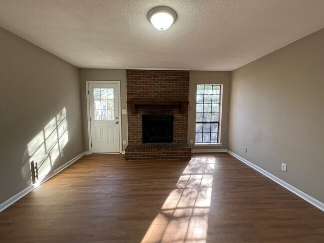 Foto del edificio - Home for Rent in Forest Hills