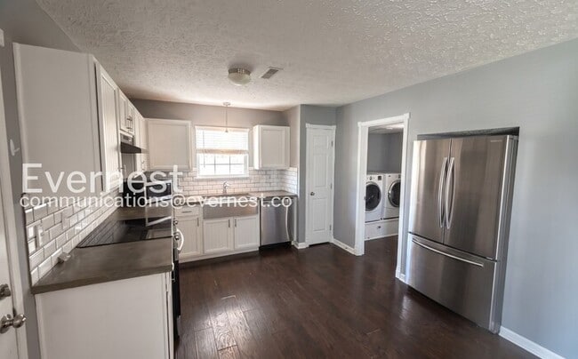 Building Photo - 6326 Pompano St