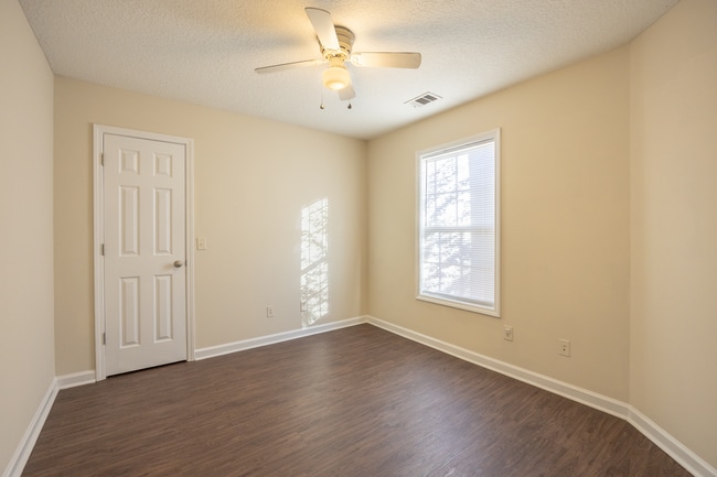 Foto del edificio - 101 Lindsay Ct