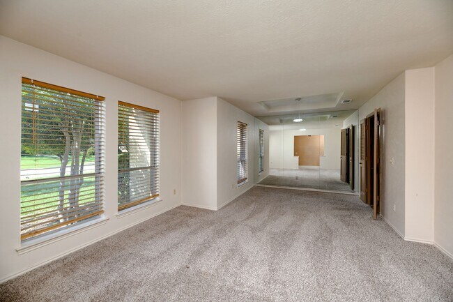 Foto del edificio - SPACIOUS 4 BEDROOM WITH A POOL LOCATED IN PLANO, TEXAS!