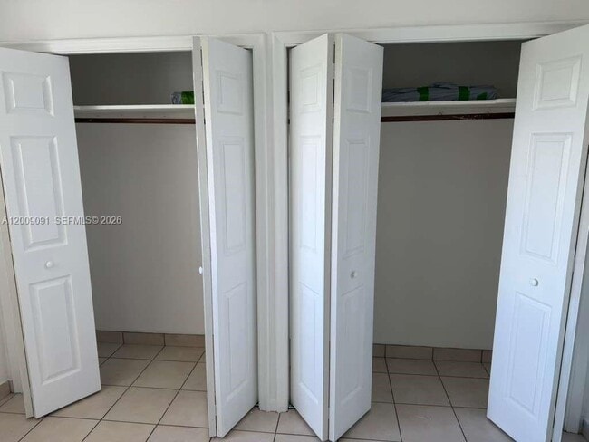 Building Photo - 609 NE 6th Ct