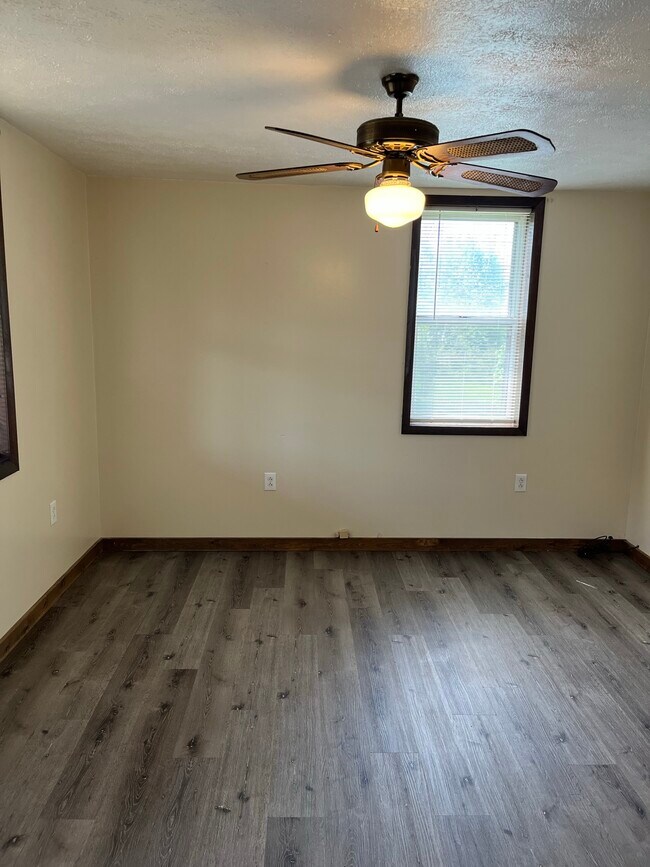 Building Photo - 431 Elm Rd