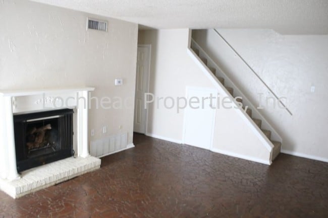 Building Photo - Beautiful White Rock West Condo!