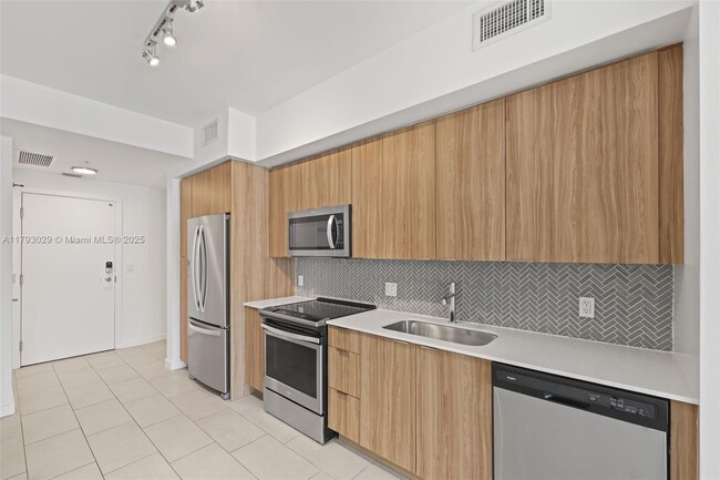 Foto del edificio - 2150 N Bayshore Dr