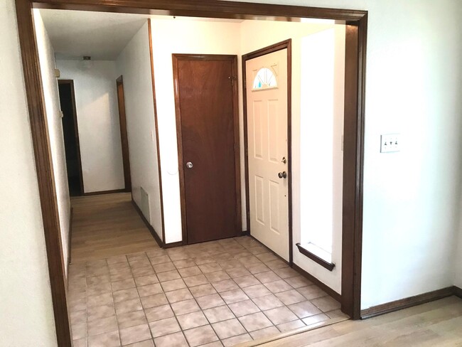 Entry with closet - 13201 S 86th East Ave