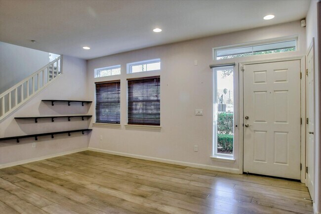 Building Photo - 305 Bautista Pl