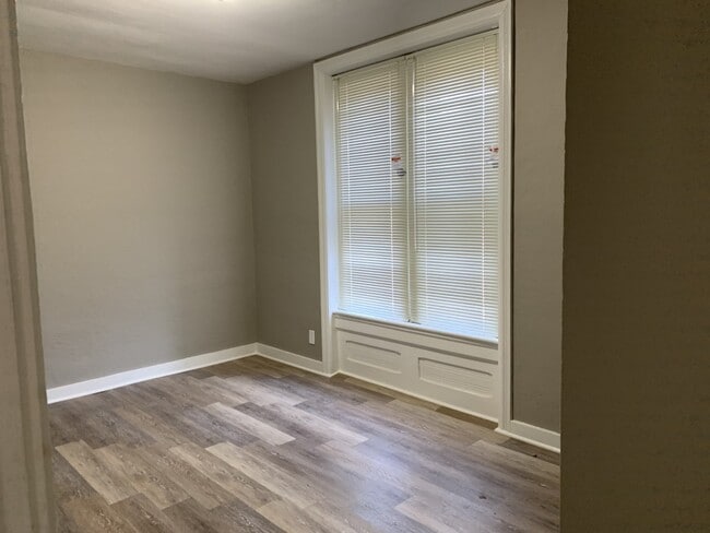 bedroom - 1002 S National Ave