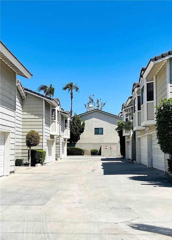 Primary Photo - 10550 Knott Ave