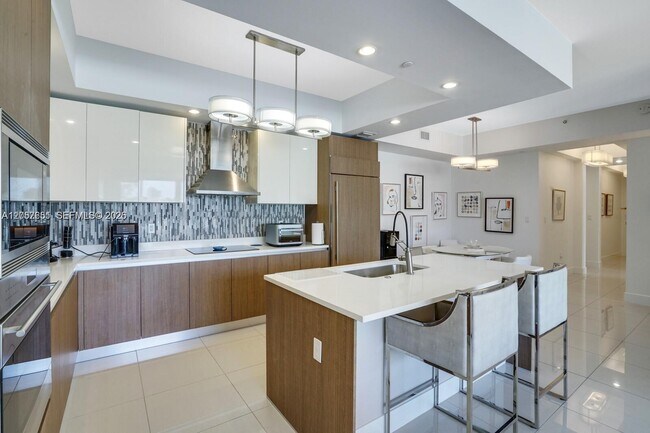 Building Photo - 1200 Hillsboro Mile