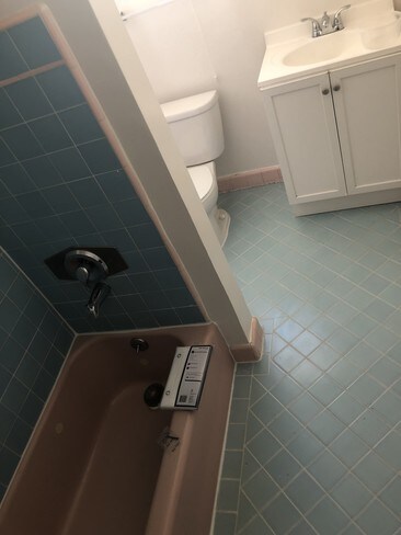 Bath - 820 S Gramercy Pl
