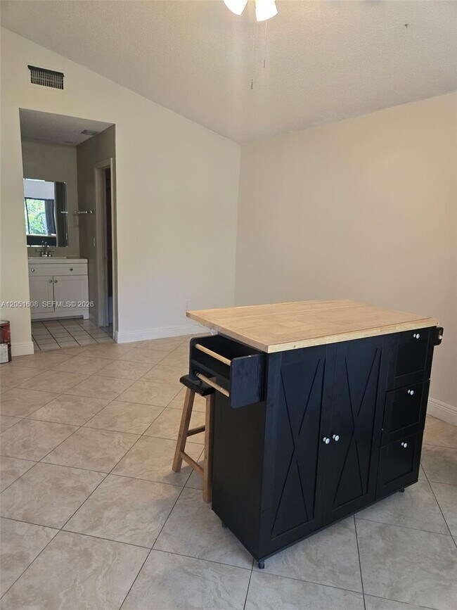 Building Photo - 818 E Palm Run Dr