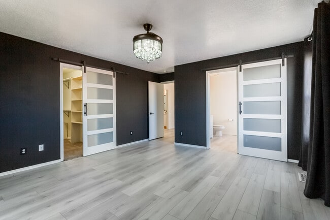 Building Photo - 708 Troon Dr SE