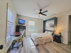 Building Photo - 1402 Harlandale Ave Building Photo - 1402 Harlandale Ave