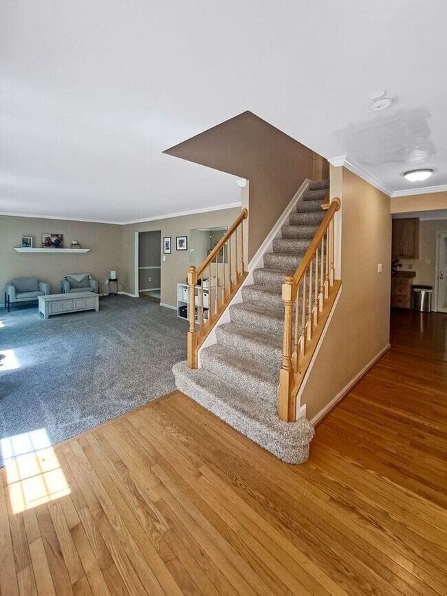 Building Photo - Amazing 3 Level SFH in Waldorf. 4/Bedroom,...