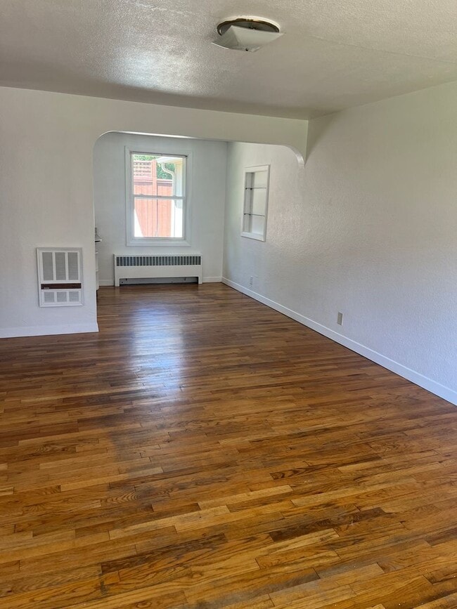 Building Photo - 130 SW Canyon Dr