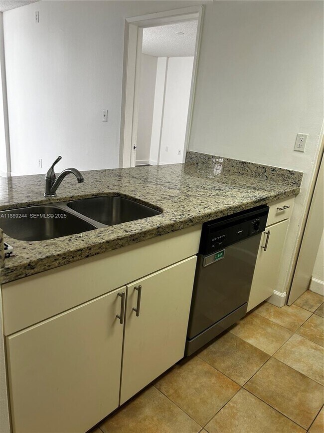 Foto del edificio - 6955 NW 186th St