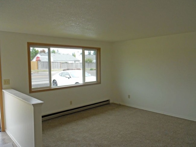 Building Photo - Two bedroom Duplex in Orchards!