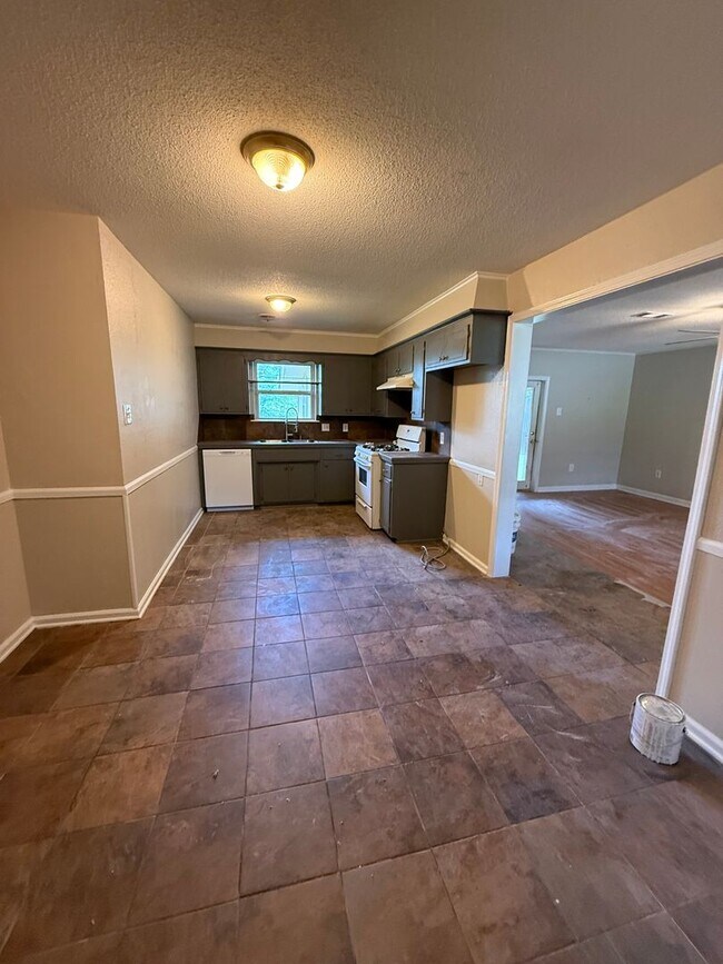 Foto del edificio - 3 BEDROOM 2 BATH HOUSE CENTRAL HEAT & AIR, UTILITIES ARE EGW, FENCED YARD, 2 CAR CARPORT, W/D HOO...