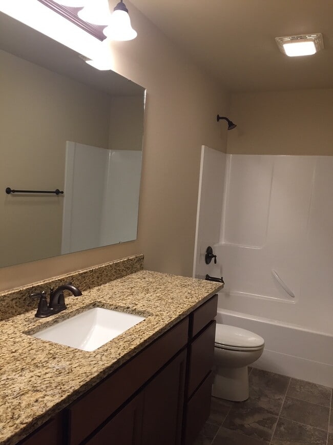 Building Photo - 3 Bedroom 2 Bathroom Home