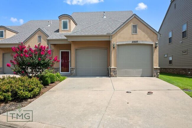 Foto del edificio - Luxury Gated Patio Home | 2 Bed, 2 Bath | Owasso, OK | Lawn Care Included