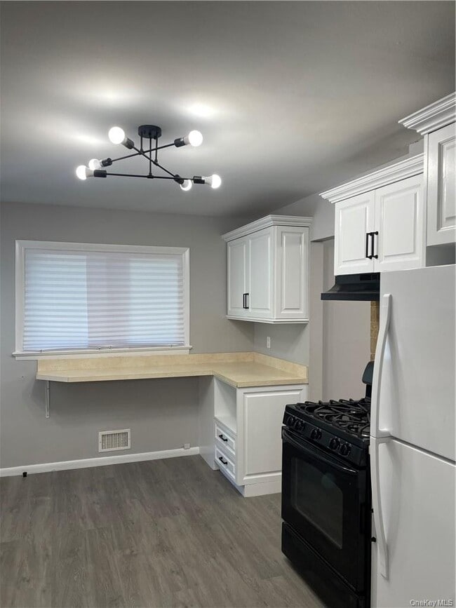 Building Photo - 7 Castle Dr