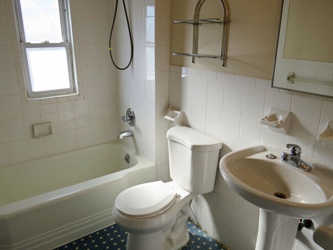 Building Photo - 6 Bedroom / 2 Full Bath