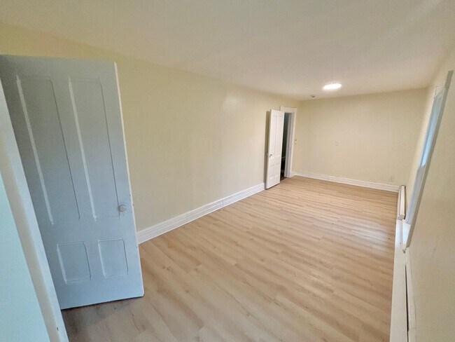 Building Photo - HUGE 6bd / 3ba House | Penfield Schools | 2nd floor Laundry hooks | Master Suite