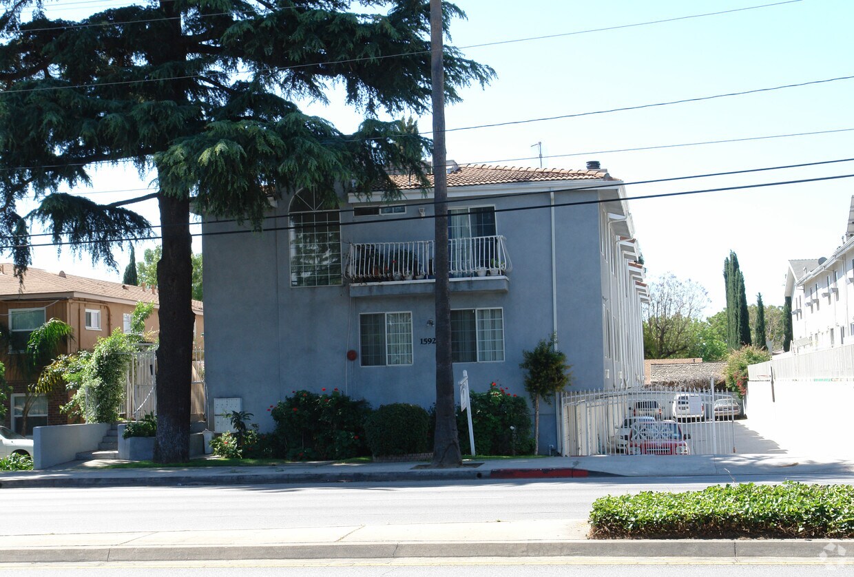 15920 Sherman Way, Van Nuys, CA 91406 Apartments in Van Nuys, CA