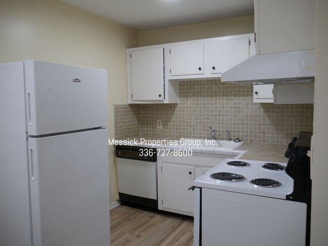 Foto del edificio - Upper Level Overlooking Courtyard - Salem ...