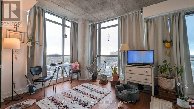 Photo du bâtiment - 20 Minowan Miikan Ln