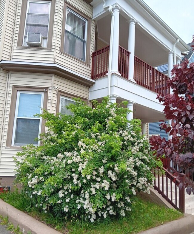 Frente de la casa - 57 Estes St