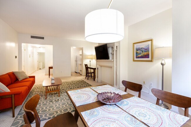 Foto del edificio - Stunning 1-Bedroom Brownstone on Commonwealth Ave!